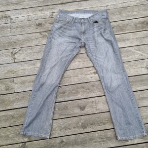 Levi's 514 grå jeans W32 L32 - Säljer ett par grå Levi's 514 jeans då de är för små.