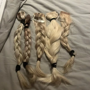 Hej säljer mitt löshår från rapunzell  - De är från rapunzell ungefär 4 paket typ man kan bleka de och färga de är inte slitet de är i bra skick jag säljer för jag köpt nyss löshår som är längre 