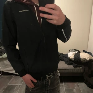 Peak Performence Jacka - Väldigt snygg jacka från Peak Performence. Svart färg inga defekter och är perfekt till kallare väder! Storlek 170 men är som storlek XS/S