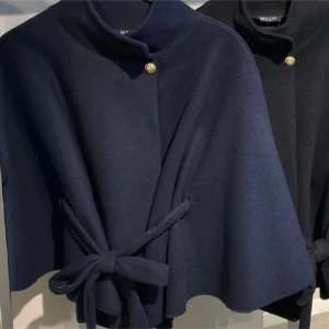 Missat poncho - Säljer en svart cape från Missay med hög krage, dekorativ guldknapp och knytband i midjan., den är i färgen navy!Jackan är bara använd ett fåtal gånger och är därmed som ny!! Skriv priv för egna bilder eller funderingar, kan tänka mej gå ner i pris!💖💖