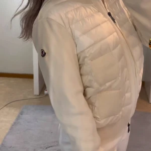 SÖKER!! Vit pufferjacka från Moncler - SÖKER!?!? vit moncler cardigan i storlek s/xs för bra pris minst 4000 kr.