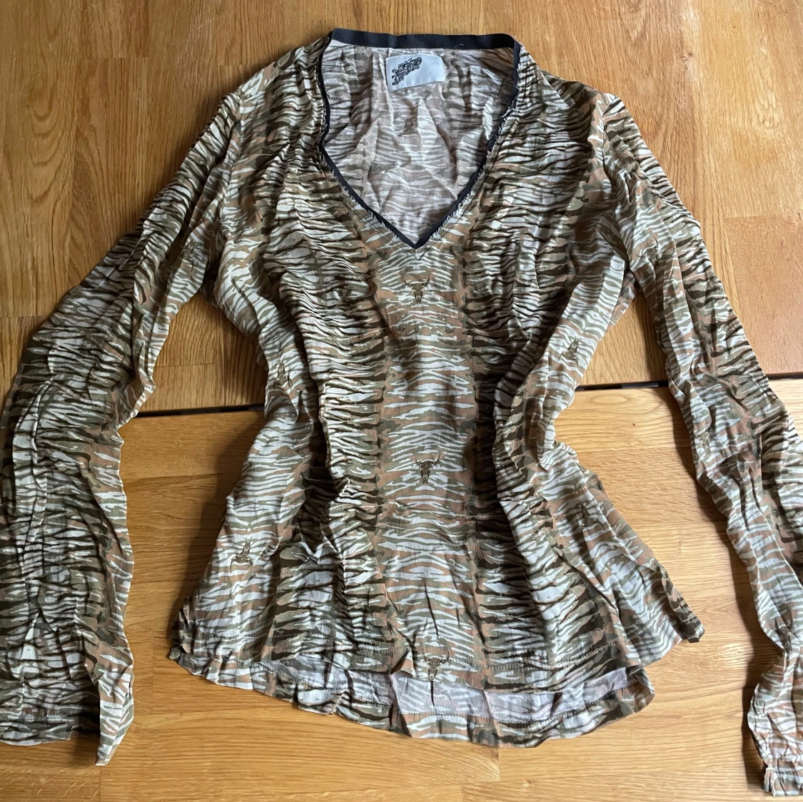 Zebramönstrad meshblus med v-ringning - 1