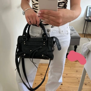 Svart skinn väska  - Säljer min jätte snygga väska som passar till varje outfit💓 Köpt för 1000 här på plick och har inga tecken på användning😇