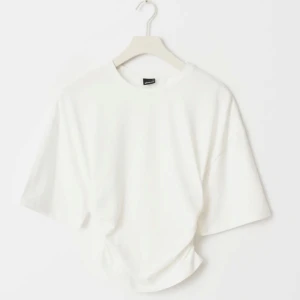 Vit pösig och tjat t-shirt   - Säljer den vita t-shirt från Gina tricot som är pösig upptill och tjat nertill. Pris på gina kostar den 260 säljer den betydligt billigare 