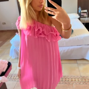 Rosa plisserad oneshoulderklänning - Supersöt rosa kortklänning med plisserat tyg