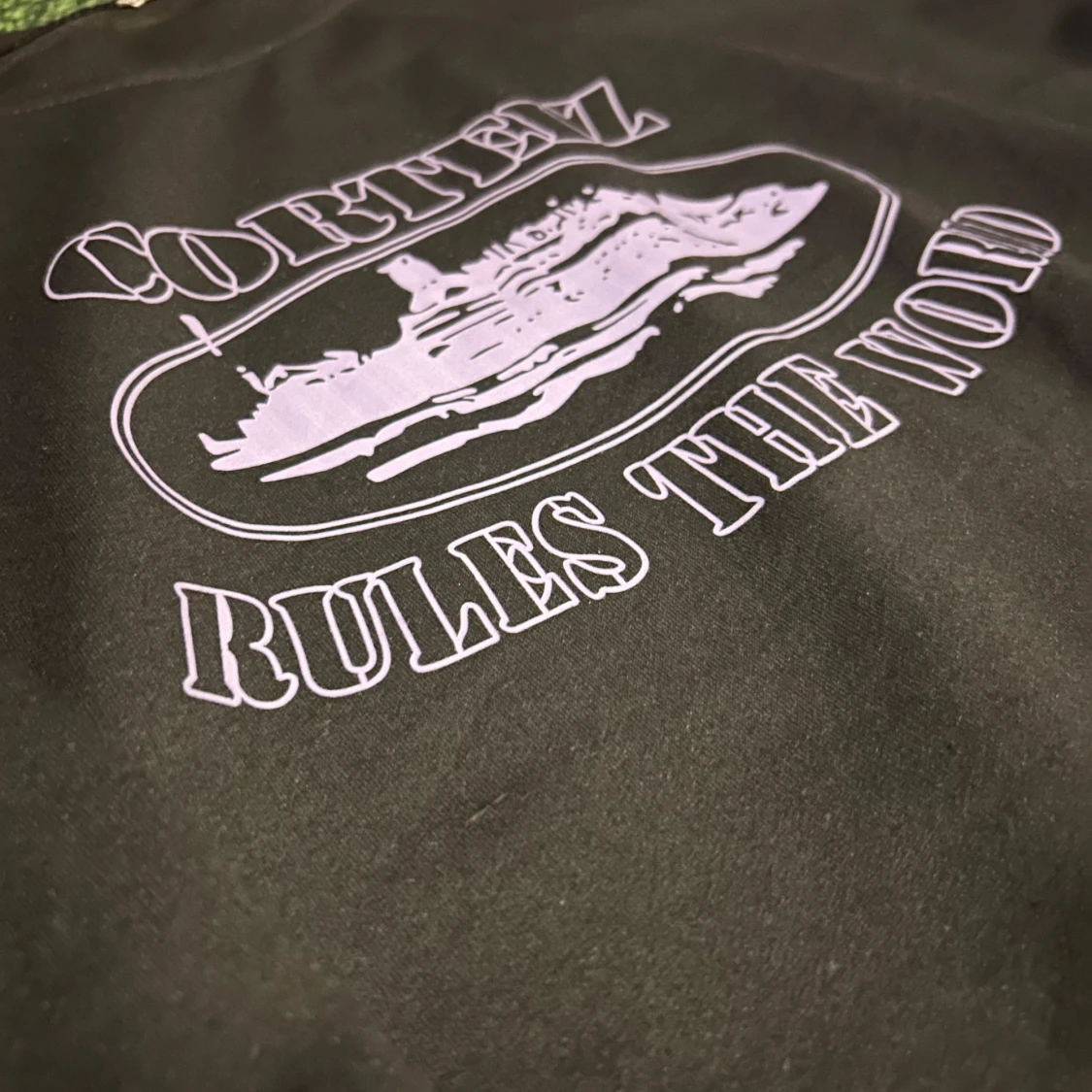 Svart Corteiz sweatshirt med tryck - 1