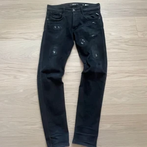 Svarta Replay jeans med vita slitningar - Säljer ett par unika och feta par Replays, Det är ett par svarta jeans med vita trådslitingar. Har aldrig sätt något sådant innan. Storlek W31-L32, passar perfekt till allt mellan W29 till W31.