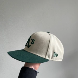 New era keps - New era keps i väldigt bra skick.                                   Storlek 7/1/4=57,7cm 
