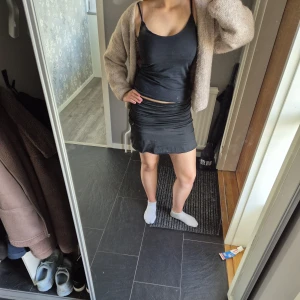 Svart kjol med shorts från Shein - Svart kortkjol från SHEIN med inbyggda shorts❣️passar till allt, passar mig som har S