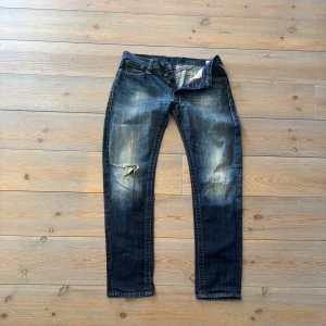Replay jeans blå slitna - snygga vintagejeans🪡 - Replay jeans slitna blå i strl 33/34. Slitna på höger knä - ger en cool sliten look. Har haft hål som blivit igen sydda - märks knappast, fortfarande väldigt snygga. Ger en sliten look☑️ Snygg blå färg💙Just nu för 339kr💰Fri frakt för tillfället📦