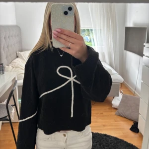 Stickad tröja med rosett från hm  - Knappt använd. Säljer denna tröja för att jag inte får användning av den💕
