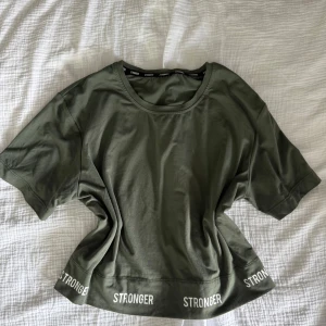 Tränings tröja Stronger - Khakigrön Träningströja från Stronger. Lappen är avklippt men har en likadan i vit i XS. Nypris: 300kr 