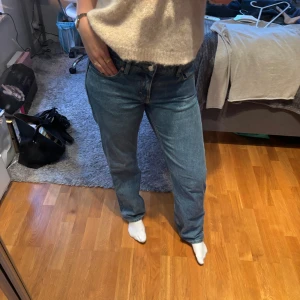 Lågmidjade jeans från weekday  - Lågmidjade jeans från weekday i modellen ARROW. Storlek 29/32. Fint skick 