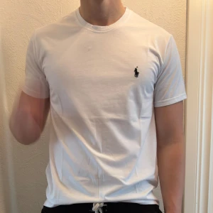 Vit t-shirt från Ralph Lauren - Vanlig vit ralph lauren t-shirt. Tröjan är helt ny. säljer även ut andra saker från min gaderob så kolla gärna min sida och se om du hittar något du gillar!