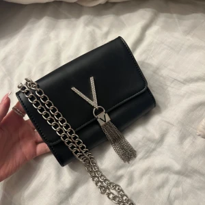 Väska - Säljer denna valentino väskan köpt på Zalando 