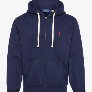 Marinblå hoodie från Polo Ralph Lauren - Snygg marinblå hoodie från Polo Ralph Lauren i barnstorlek XL (motsvarar S). Mycket bra skick, inga defekter, skador eller märken/fläckar! | Nypris: ~1600. Vi säljer för 699. Tveka inte att höra av dig med prisförslag!