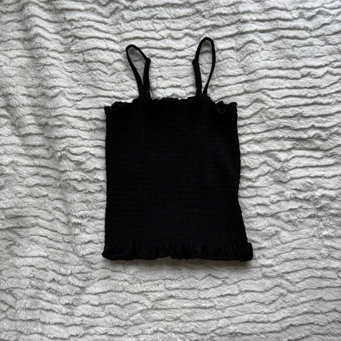 Svart smockad linnetopp från XOXO Friends