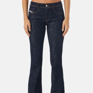 Diesel bootcut jeans mörkblå - Säljer ett par klassiska mörkblå bootcut jeans från diesel. Jeansen har låg midja, 4 fickor och snygga kontrastsömmar. Köpa för ca 1300