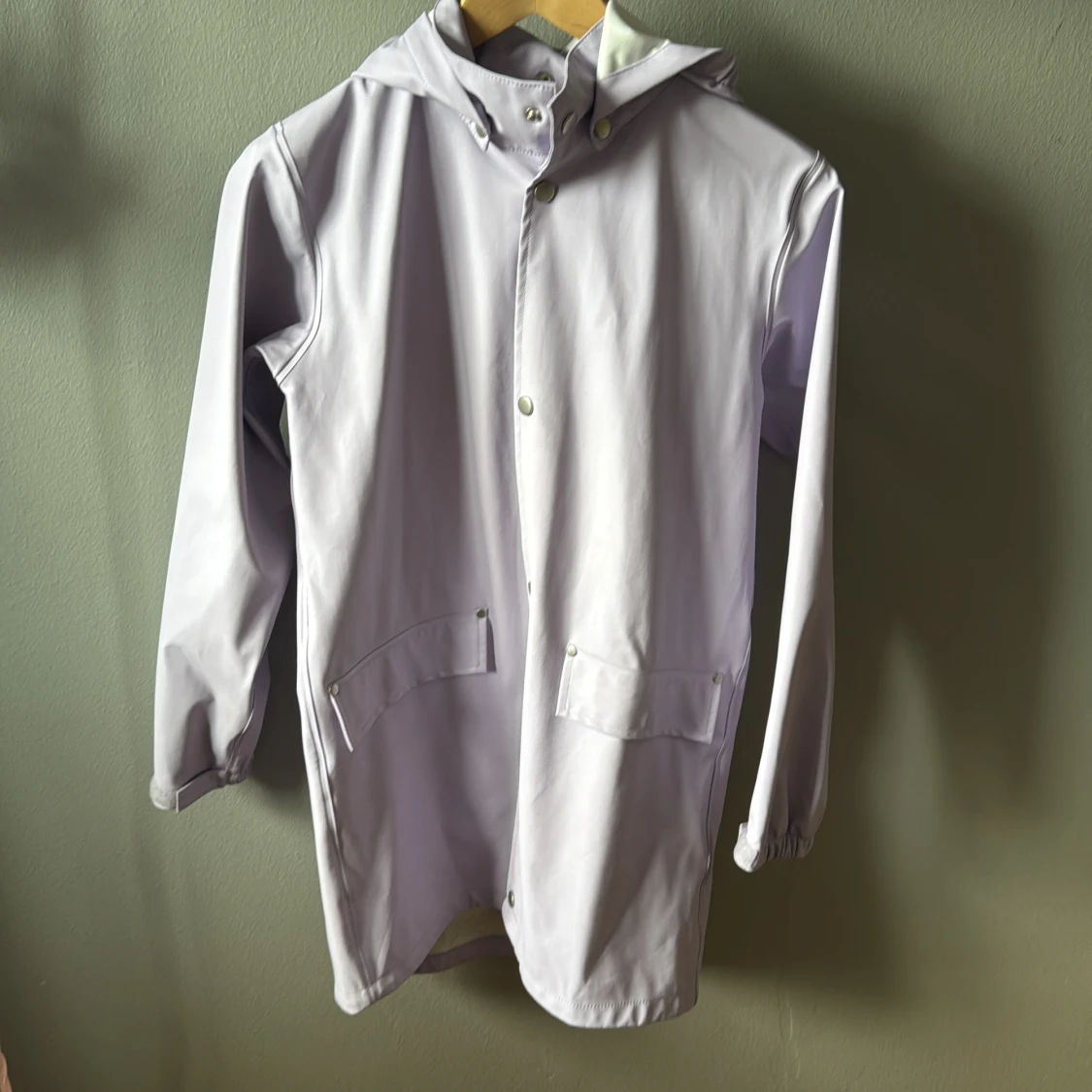 Ljuslila regnjacka med huva