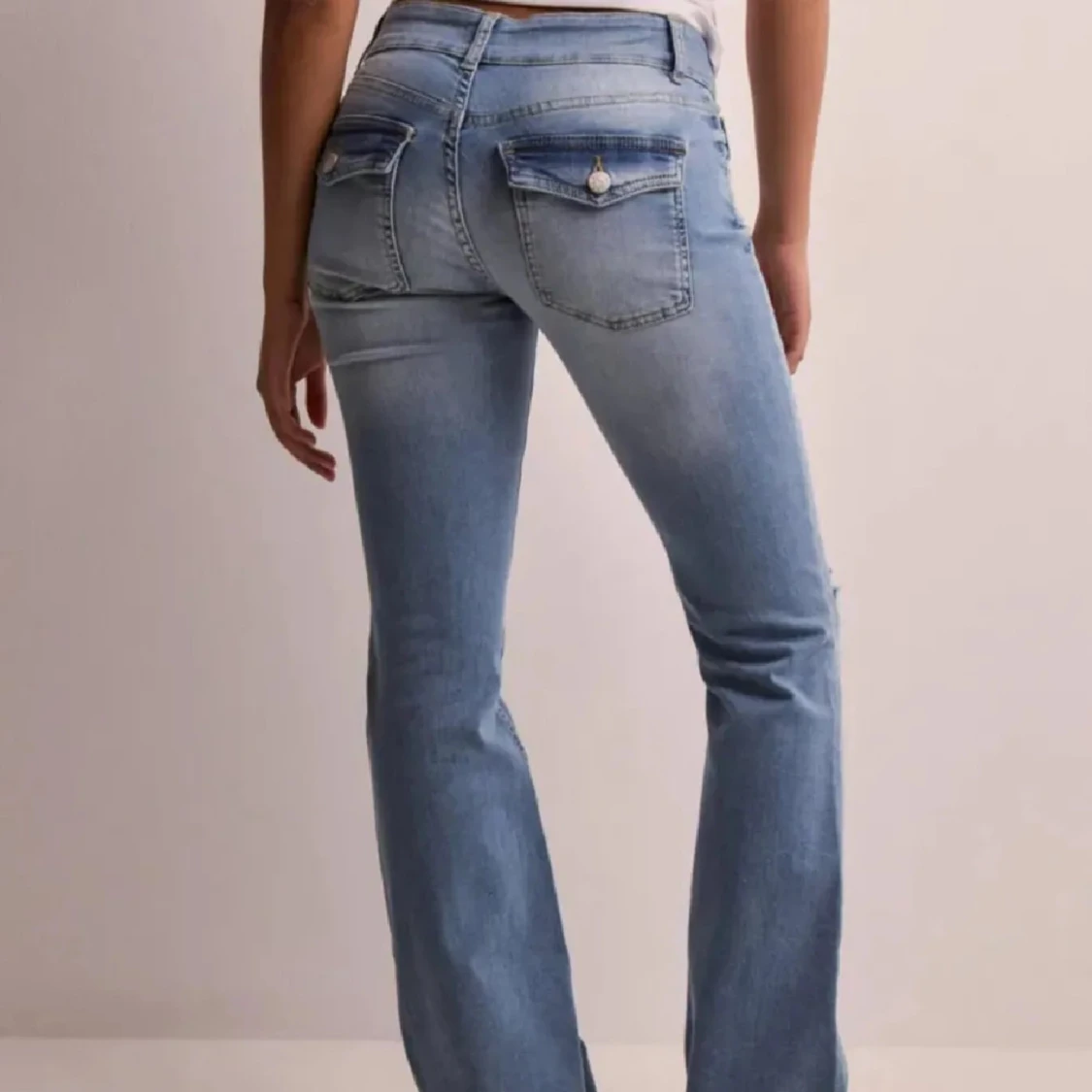 Ljusblå bootcut jeans med slitningar - 2