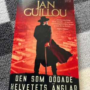 Den som dödade helvetets änglar - En spännande bok om två pensionärer, journalisten Erik Ponti och underrättelseofficeren Carl Hamilton, som hamnar i kampen mot extrem och välorganiserad brottslighet. Perfekt för dig som gillar action, oväntade hjältar och fartfyllda äventyr.