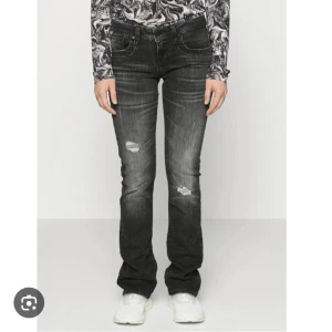 Gråa LTB Valerie jeans - Säljer mina SUPERSNYGGA ltb jeans i modellen ”Valerie”. Storlek 32 i längden och 25 i midjan. Jättefint skick!💓Kontakta mig för egna bilder!