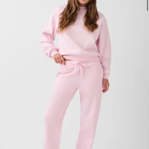 Ljusrosa mjukisbyxor med matchande tröja - Säljer ett par ljusrosa mjukisbyxor med  matchande tröja den på första bilden EJ DEN ANDRA. . byxorna är storlek xs o tröjan xs, de är en långärmad tjock tröja som på första bilden. alltså hela setet säljer jag,  