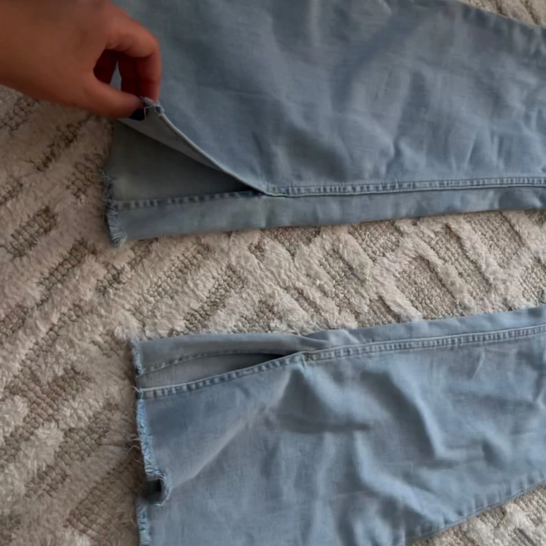 Ljusblå bootcut jeans med slits - 1