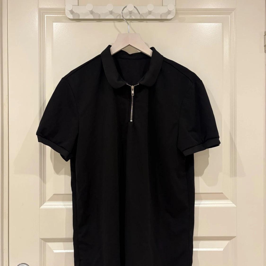 Svart piké t-shirt med dragkedja