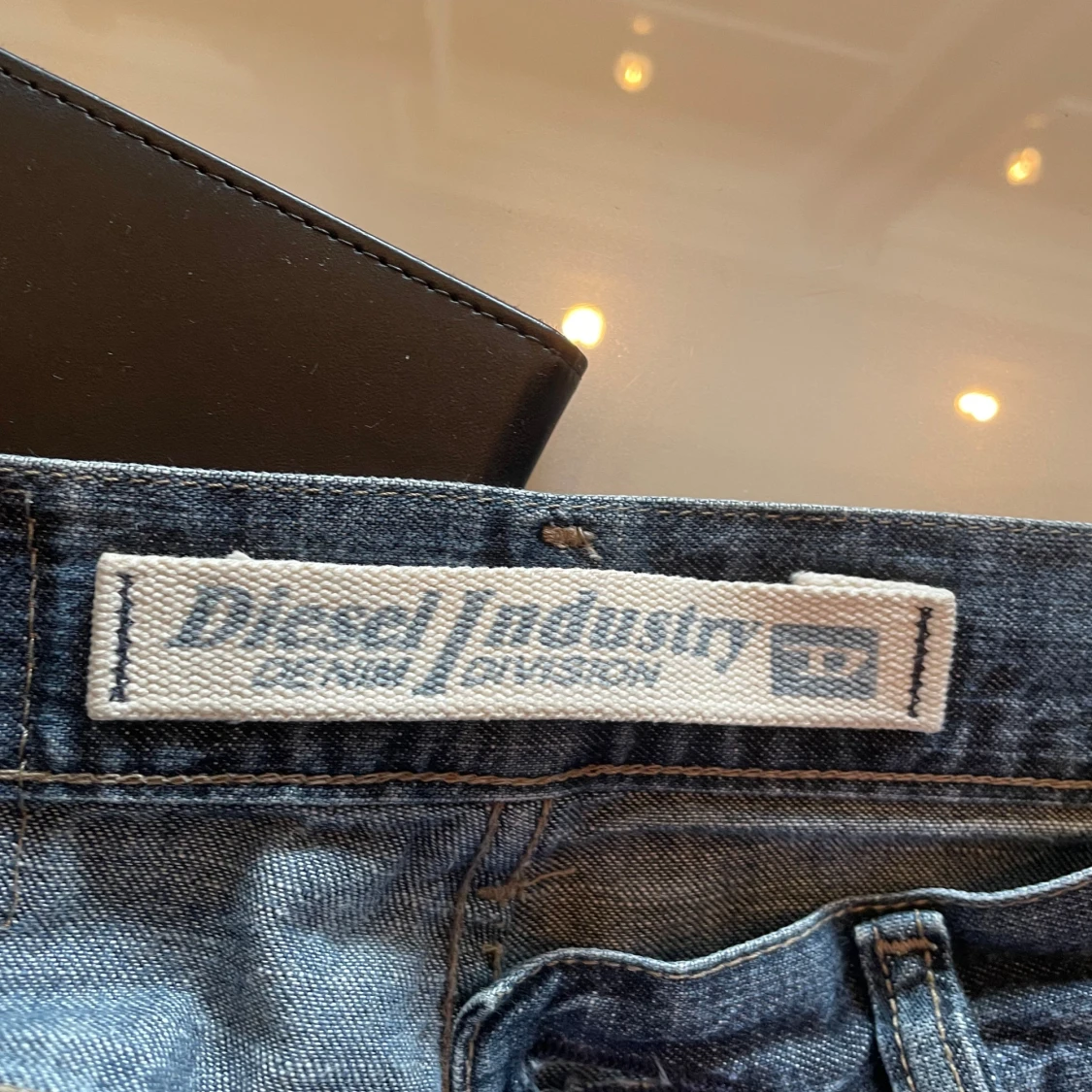 Utsvängda lågmidjade jeans  - 3