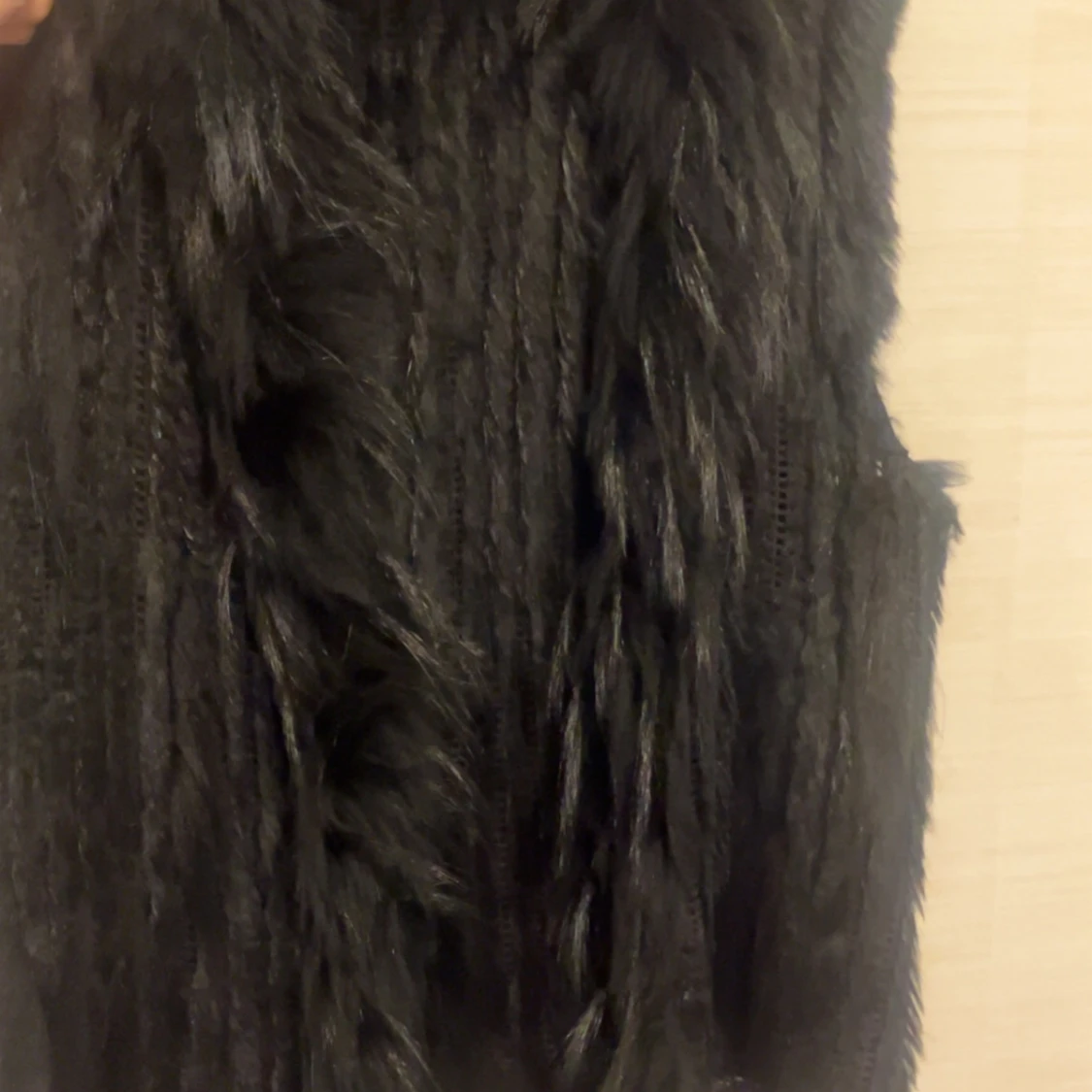 Svart pälsväst med stickad bas - 1