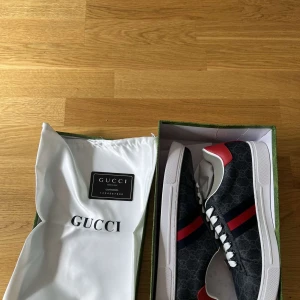 Gucci Ace - Säljer nu mina Gucci Ace skor då dom är för små för mig. Endast använda ett fåtal gånger och ser helt nya ut. Storlek 43, kvitto finns.