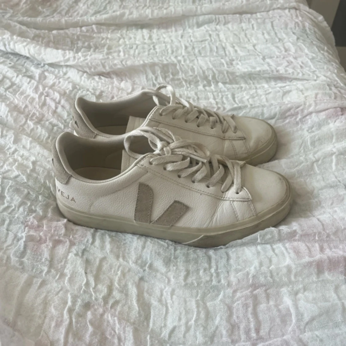 Vita sneakers från Veja i skinn