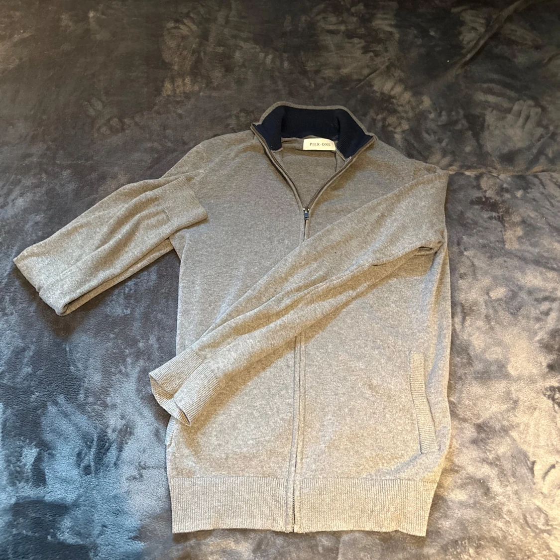 Grå kofta med dragkedja från Pier One