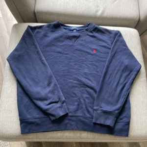 Ralph lauren sweetshirt - Denna ralph tröja passar dig perfekt för dom som är 160-170 cm lång🤩 storleken är L i ungdom och kommer sitte otroligt skönt inför hösten 