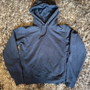 Marinblå hoodie från Uniqlo - Marinblå hoodie från Uniqlo i storlek XS. Klassisk modell med huva och snörning, tillverkad i mjuk bomull. Långärmad med ribbade muddar och enkel, stilren look. Perfekt för chill dagar eller när du vill ha något bekvämt och snyggt. Köpt för 500 kr och är i väldigt bra skick, nästan aldrig använd! Den är för liten för mig som är 177 cm. Perfekt nu för hösten!