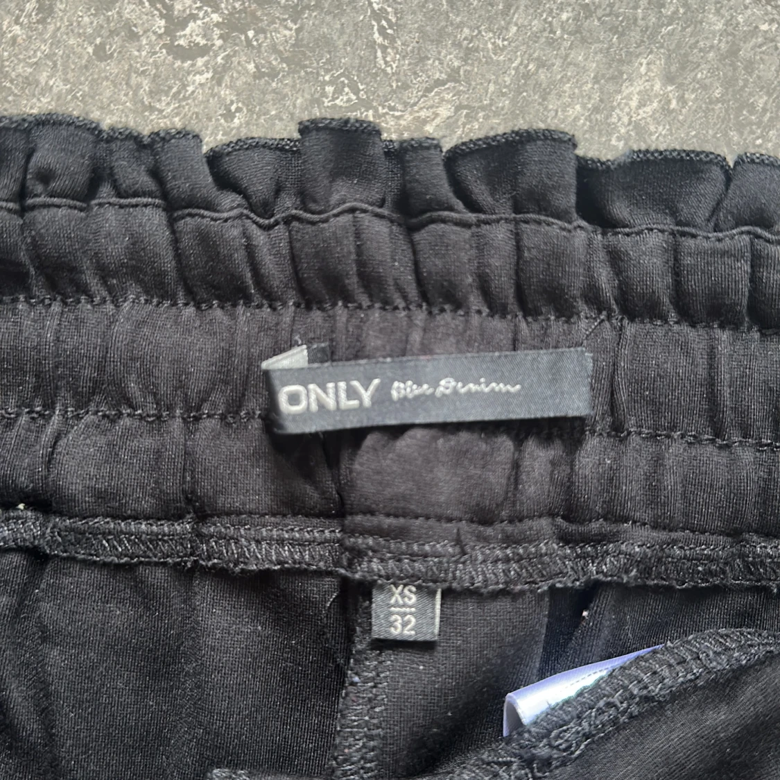Svarta mjukisbyxor från ONLY  - 2