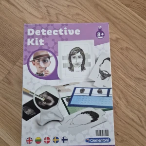 Detective Kit - Upptäck din inre detektiv! Med detta kit kan du lösa mysterier, analysera fingeravtryck och skapa fantombilder. Perfekt för dig som gillar spänning och vill testa på att vara en riktig detektiv. Passar från 8 år och uppåt.
