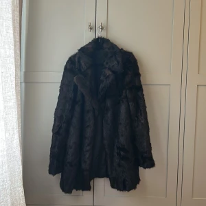 Mörkbrun Zara pälsjacka med krage - Säljer en snygg mörkbrun pälsjacka med bred krage och klassisk passform. Jackan har en glansig yta och är fodrad på insidan, perfekt för kalla dagar.  En av de finaste fuskpälsarna jag har köpt! Storlek Small
