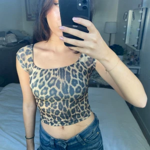 Leopardmönstrad croppad topp - 🌺