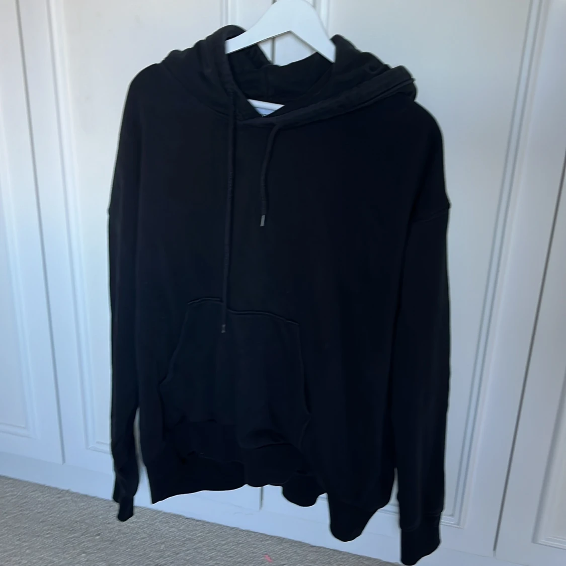 Svart hoodie från Weekday, storlek L