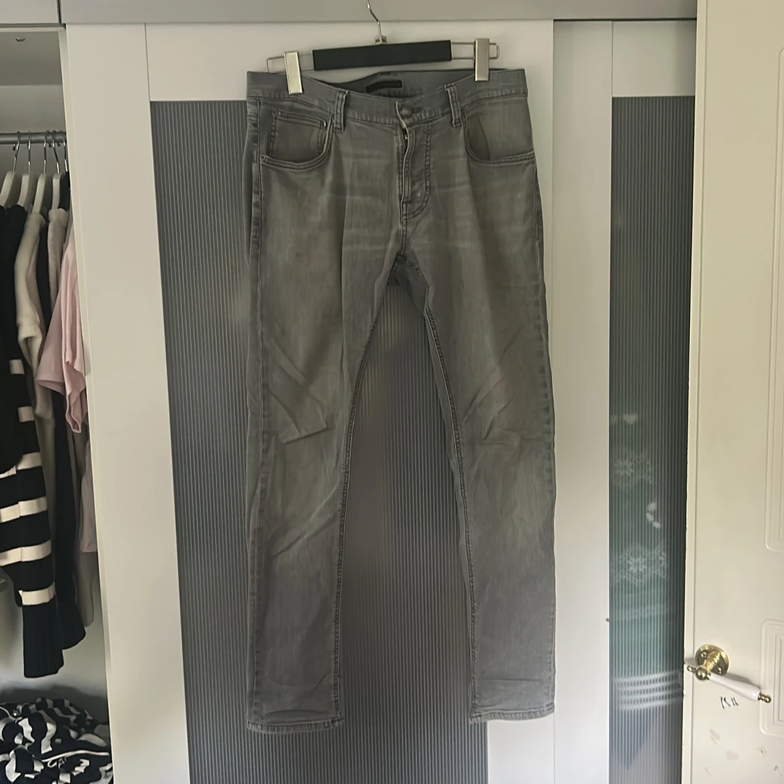Grå jeans från Nudie Jeans Co