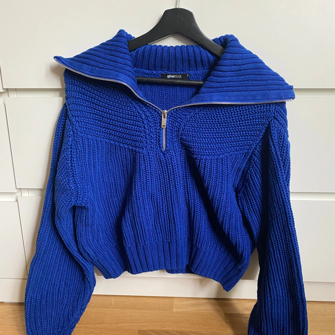 Blå stickad tröja med dragkedja Gina Tricot