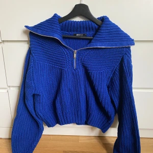Blå stickad tröja med dragkedja Gina Tricot - I väldigt bra skick, normal i storleken