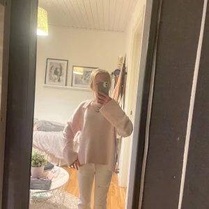 Ljusrosa stickad tröja - Helt oandvänd stickad långtröja från Gina tricot med prislappen kvar. Pris kan diskuteras🫶🏼 skriv för mer bilder och info 💕 säljer den för att det va fel storlek 