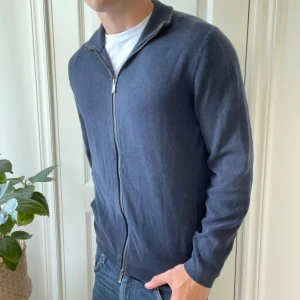 Massimo dutti full zip  - Skön full zip. Inga defekter förutom att den är aningen urtvättad. Modellen är 180,75 kg och bär M. Kom med frågor! 