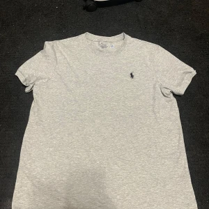 Grå Ralph lauren t shirt - Grå Polo Ralph Lauren t shirt.                        Storlek L men sitter som S.                             Skick 9/10.                                                Kom privat vid frågor å funderingar😊