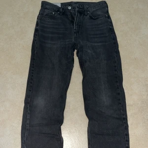 Svarta straight jeans från H&M 30W/32L - Svarta jeans från H&M i straight relaxed fit. Klassisk femficksmodell med normalhög midja och raka ben. Jeansen är i ett mjukt denimtyg och har en snygg tvättad look. Perfekta för dig som gillar avslappnad stil.