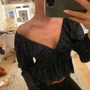 Prickig blus  - Prickig blus, vet ej märke. Passar storlek S. Bra skick 