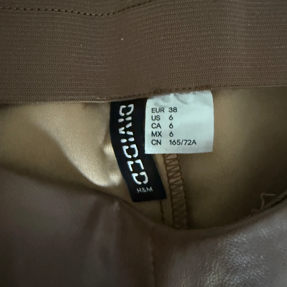 Bruna bootcut byxor i skinnimitation - 3